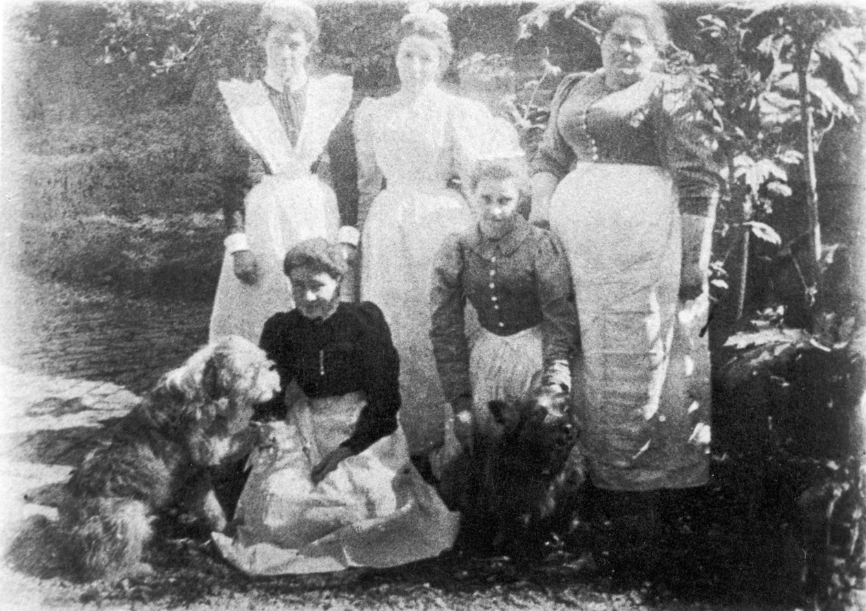 Sophia Farrell ja piiat, 1899 tekijältä English Photographer