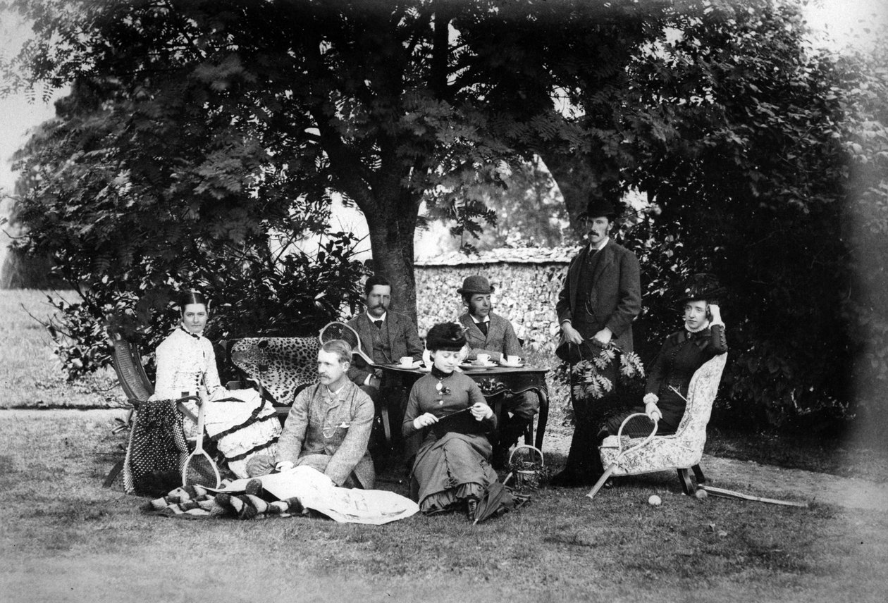Tea in the Garden, noin 1890 tekijältä English Photographer