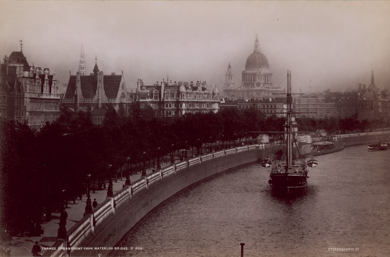 Thames Embankment Waterloon sillalta tekijältä English Photographer