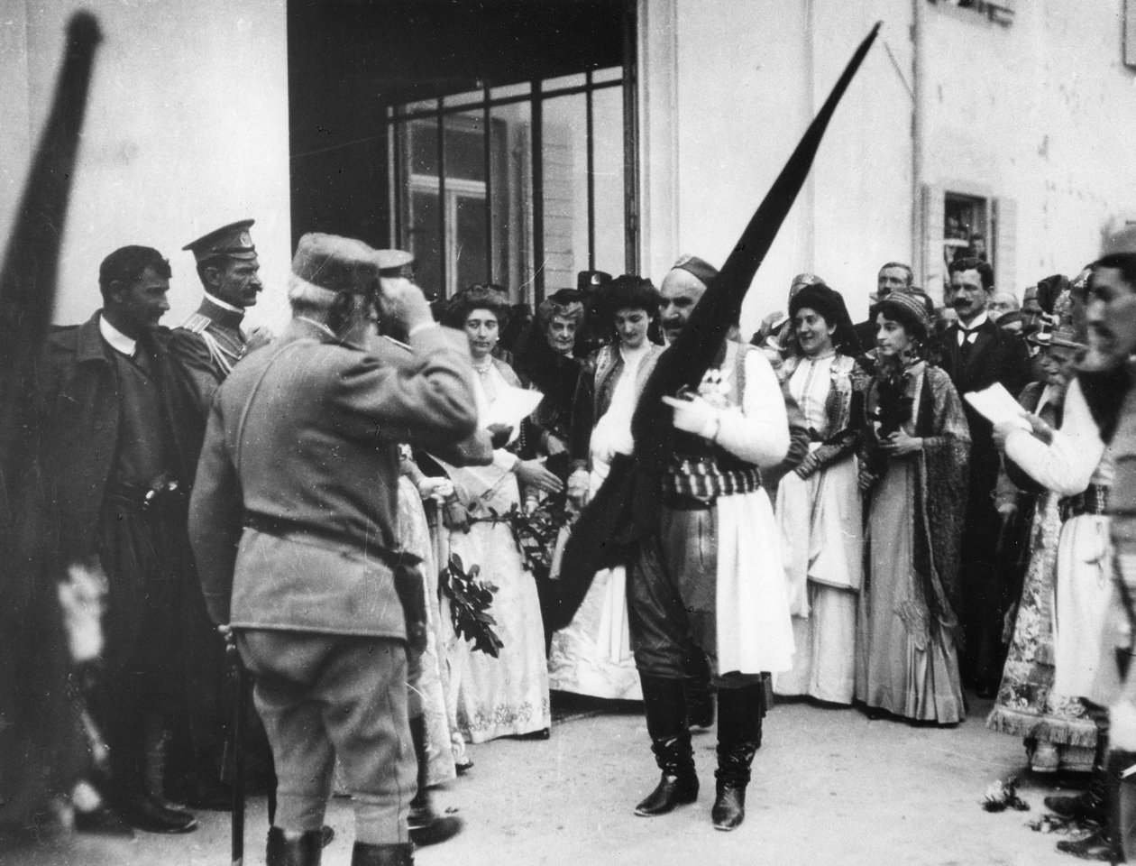 Montenegron kuningas Turkin lipun kanssa, Cettinge, Montenegro, 1913. tekijältä English Photographer