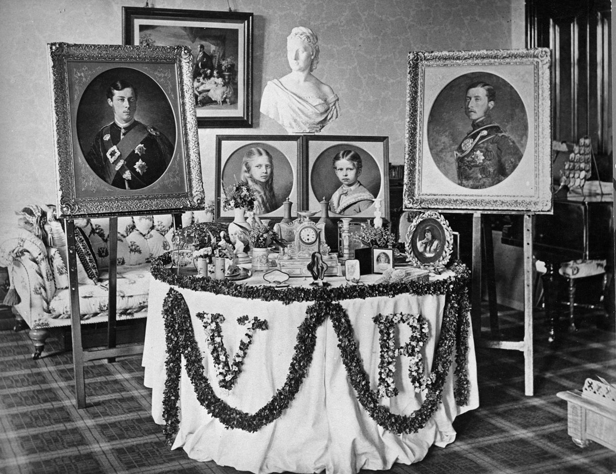 Kuningattaren syntymäpäiväpöytä, Balmoralin linna, 24. toukokuuta 1873. tekijältä English Photographer