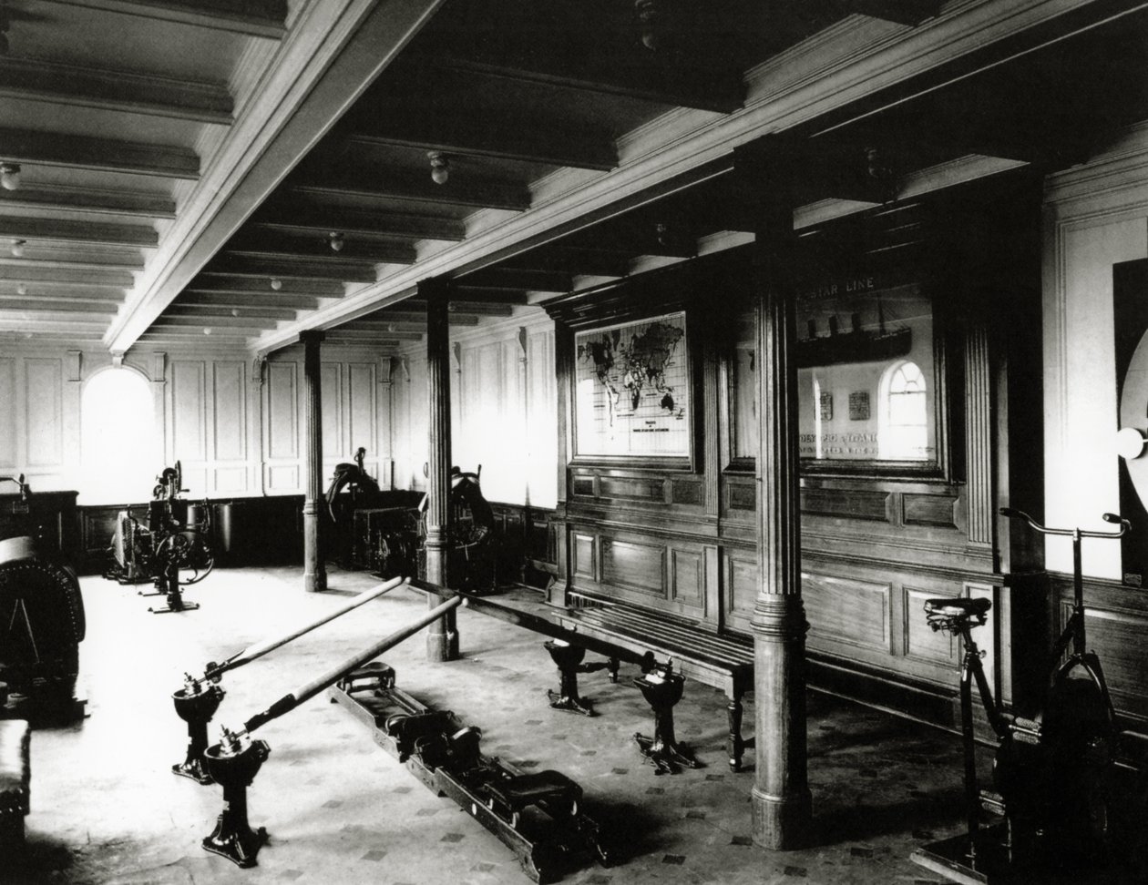 Titanicin laivakuntosali, joka näyttää soutulaitteet ja kuntopyörät, 1912 tekijältä English Photographer