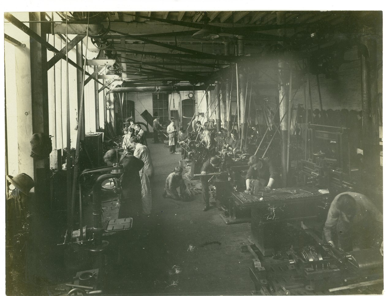 Korjaamo, mattotehdas, 1923 tekijältä English Photographer
