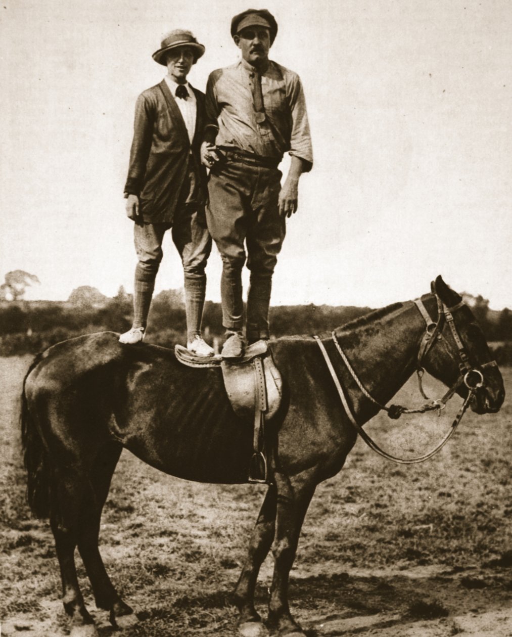 Rekrytoijan kouluttaminen: Lieut. Mike Rimington, nainen-oppilas ja hevosaihe, kuvitus The Illustrated War Newsista, syyskuu 1916 (seepiakuva) tekijältä English Photographer