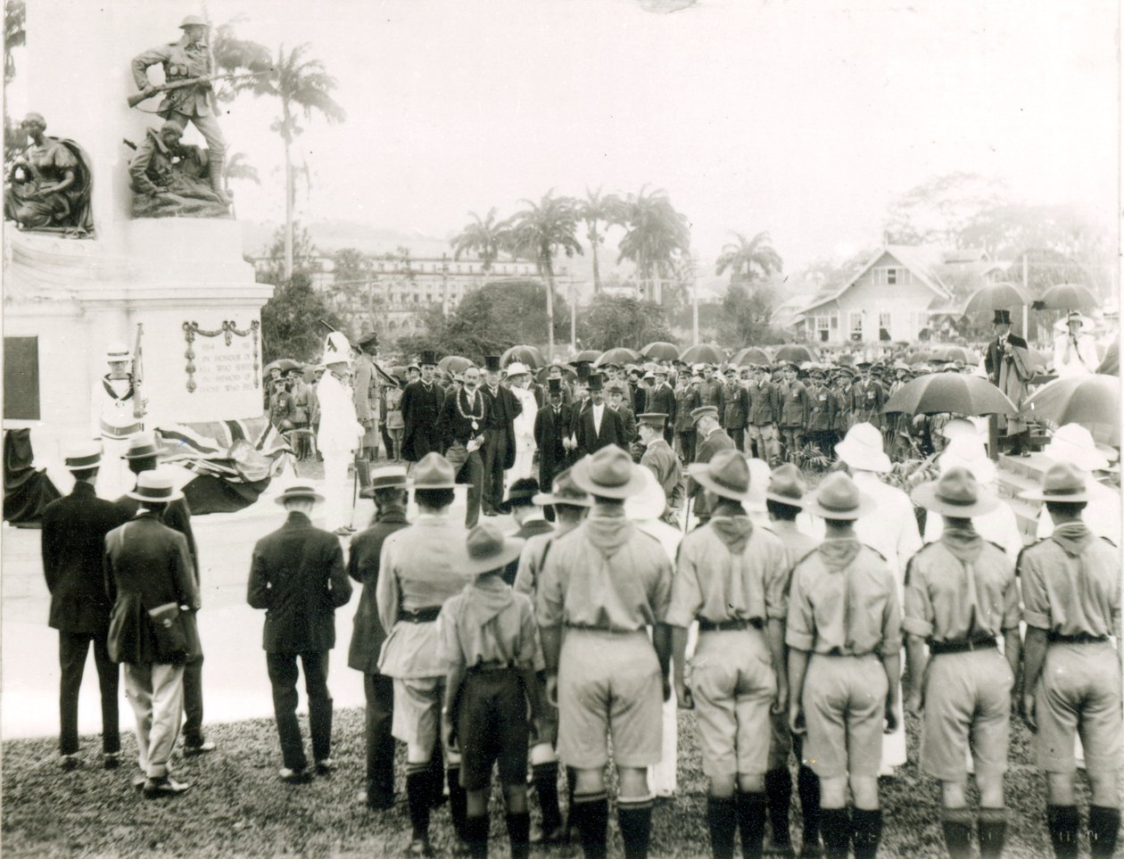Sotamuistomerkin paljastaminen, Espanjan satama, Trinidad, n. 1920 tekijältä English Photographer