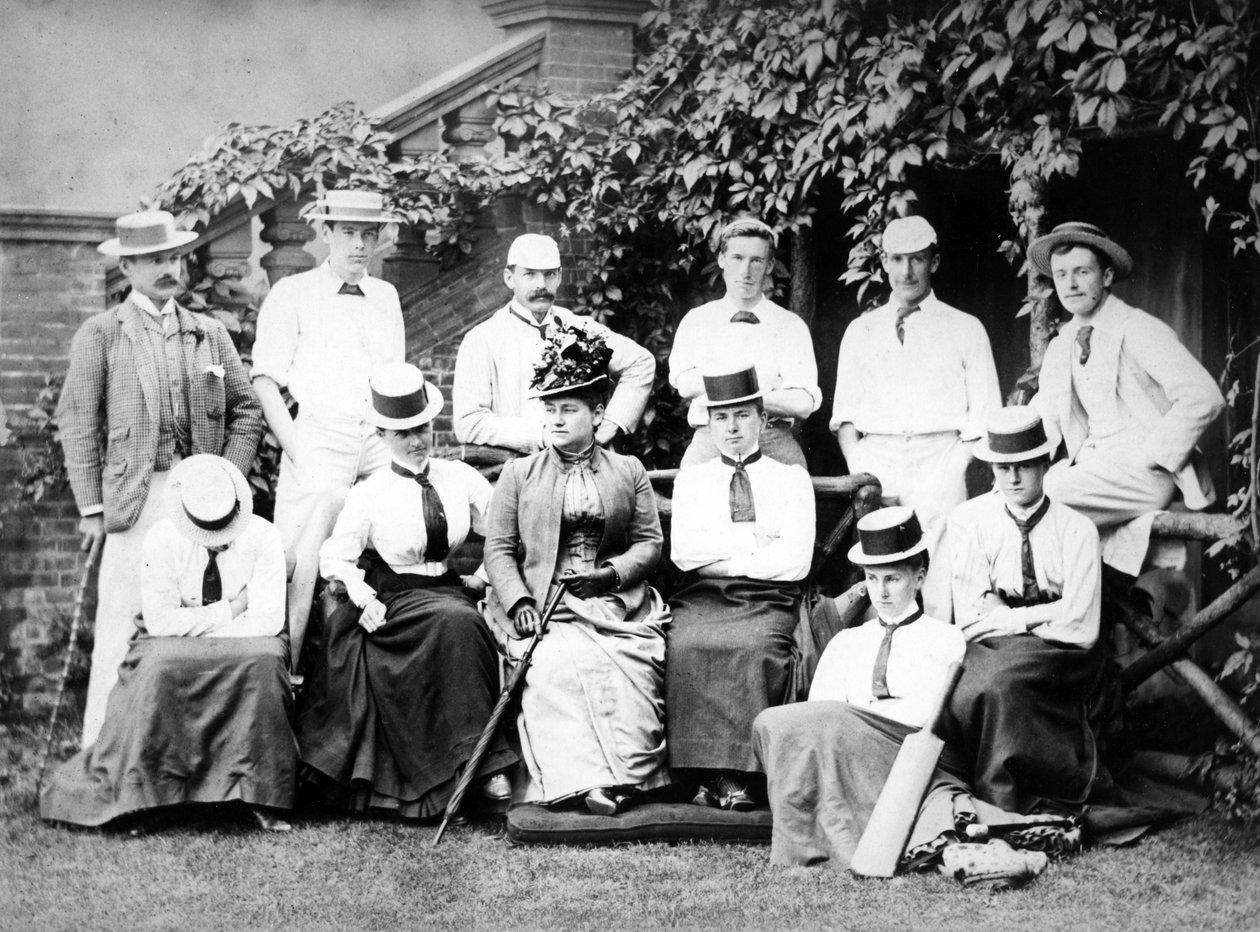 Victorian miesten ja naisten krikettijoukkue, n. 1890 tekijältä English Photographer