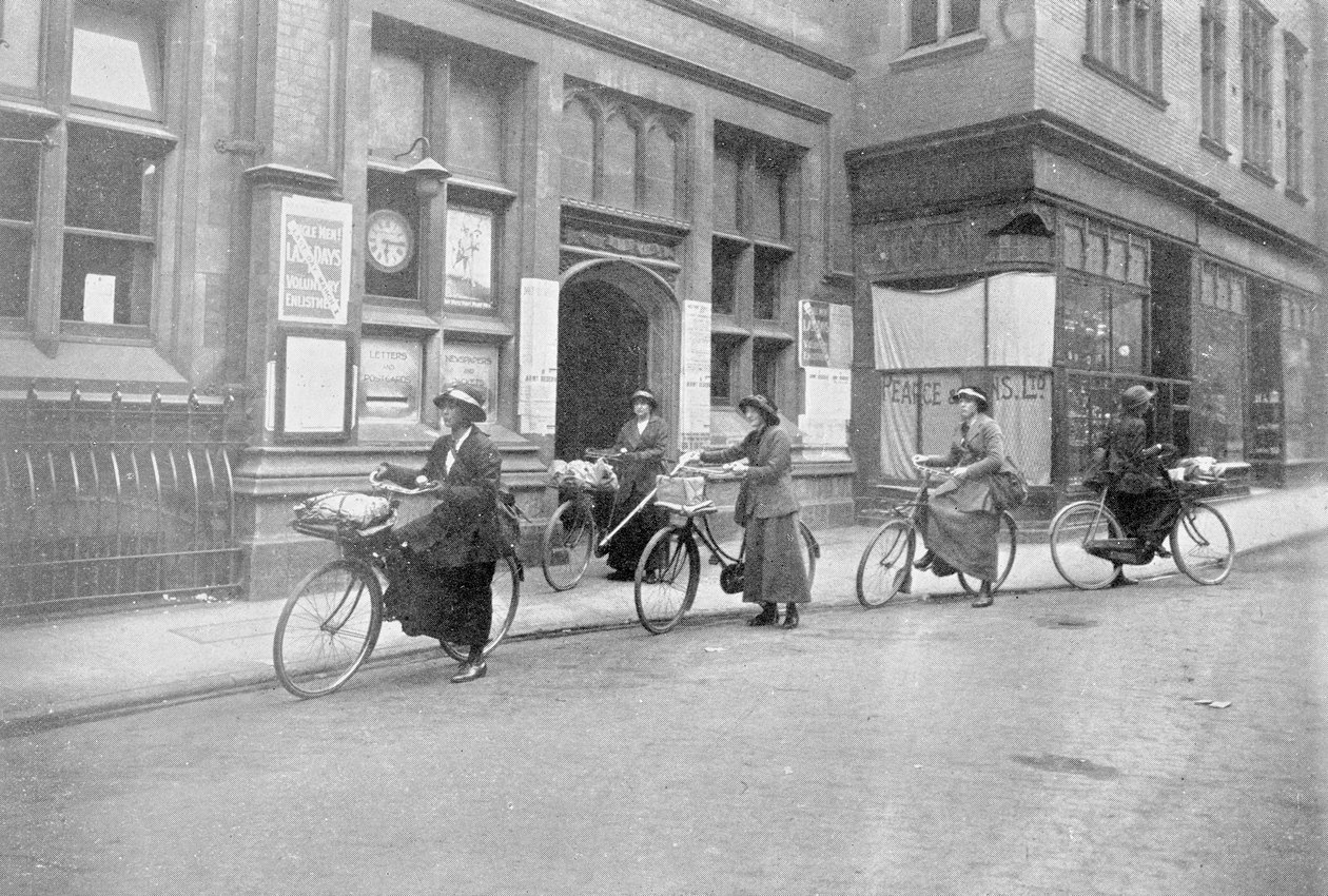 Naiset postimiehinä, Sotatoimiston valokuvat, 1916 tekijältä English Photographer