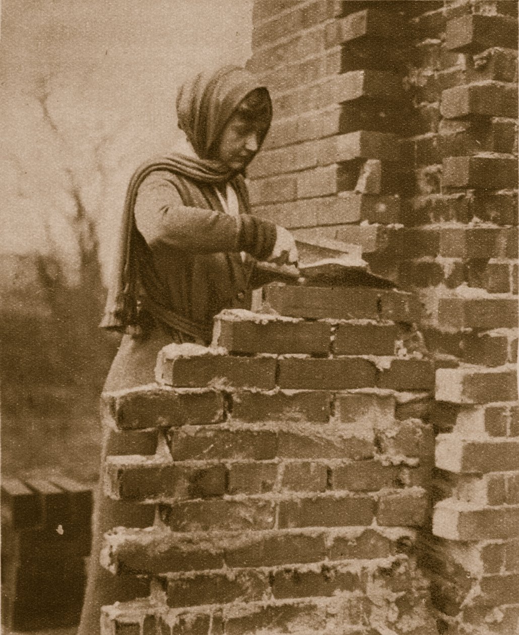 Naistyövoimaa tiiliseinää laskemassa, 1914-19 tekijältä English Photographer