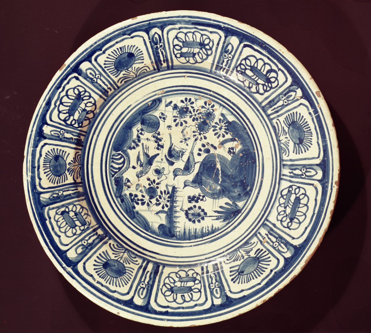 Sininen astia, peräisin myöhäisestä Ming Exportista, mahdollisesti Christian Wilhelmin tehtaalta, Southwarkista, Lontoosta, n. 1635-1640 (tinalasitetut keramiikka) tekijältä English School
