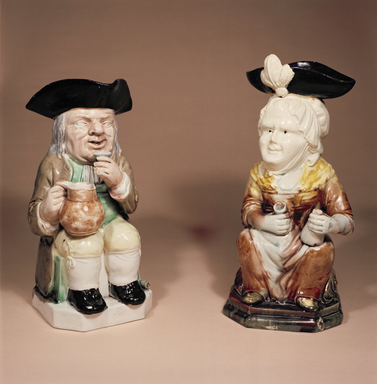 Toby-kannu ja Martha Gunn -kannu, R.Wood, noin 1770 (kivitavaraa). tekijältä English School