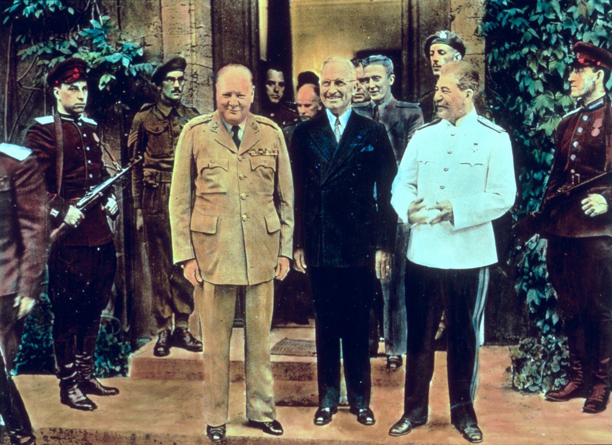 Winston Churchill (1874-1965) Presidentti Truman (1884-1972) ja Josif Stalin (1879-1953) Potsdamin konferenssissa heinäkuussa 1945 (värillinen kuva) tekijältä English School