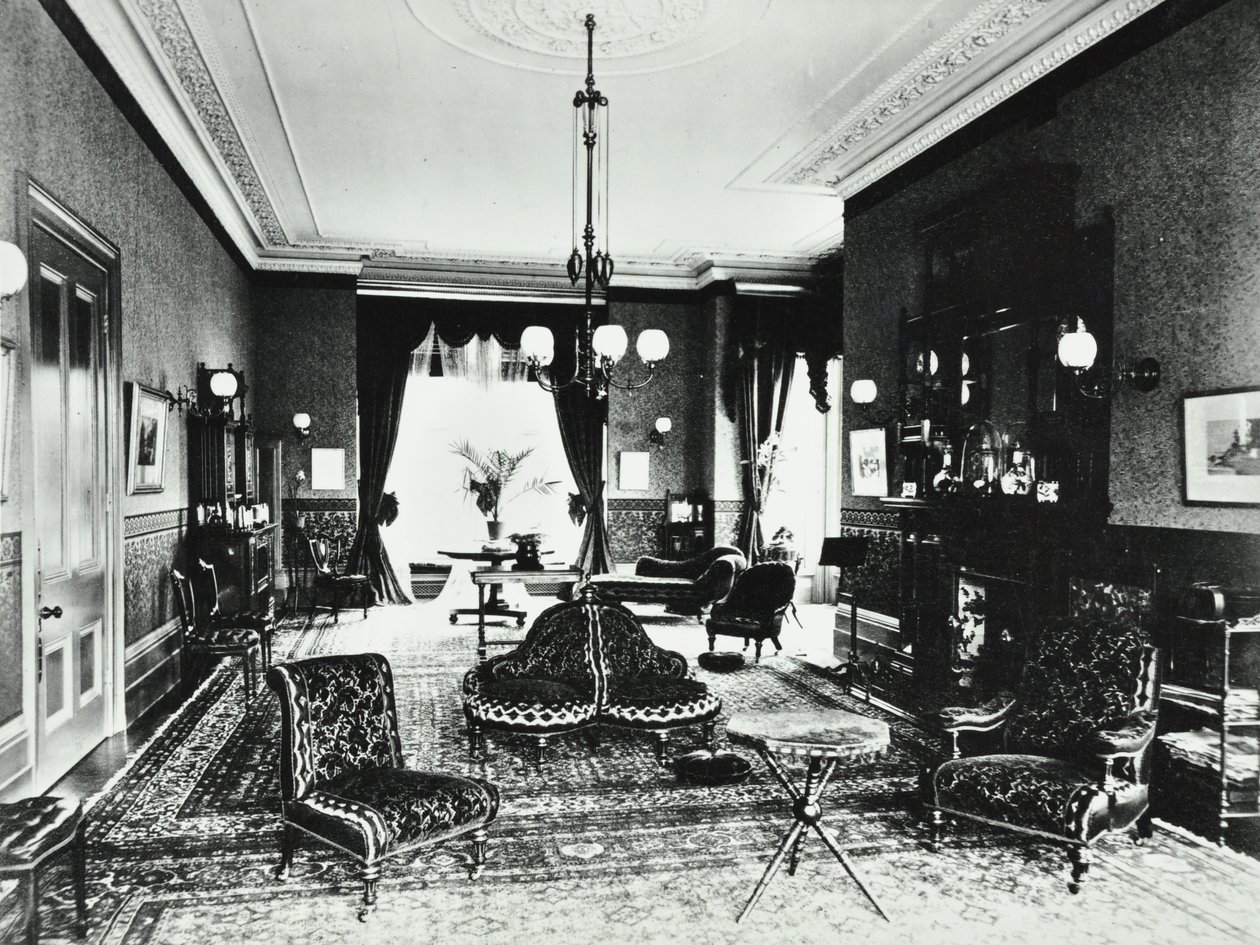 18 Addison Road: salonki, 1890 tekijältä English Photographer