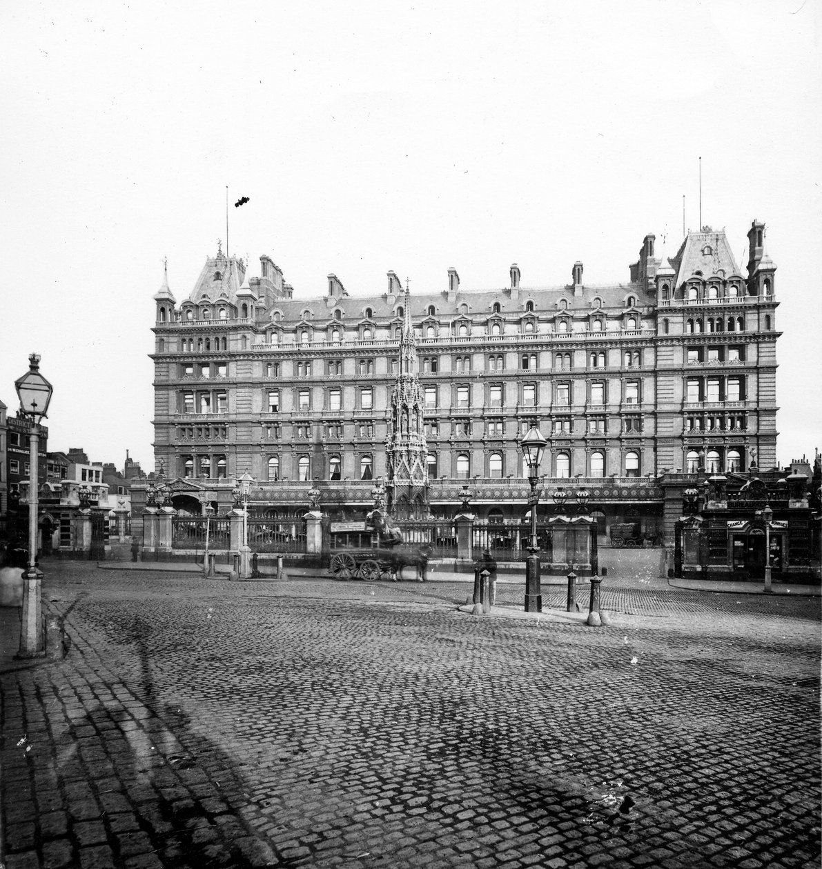 Charing Cross Station Hotel, noin 1890 (valokuva). tekijältä English Photographer