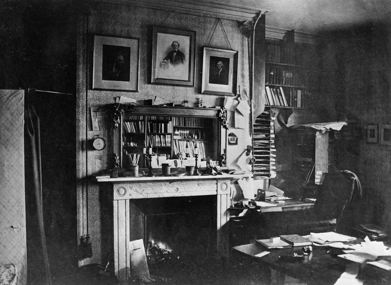 Charles Darwins opiskelee Down Housessa tekijältä English Photographer