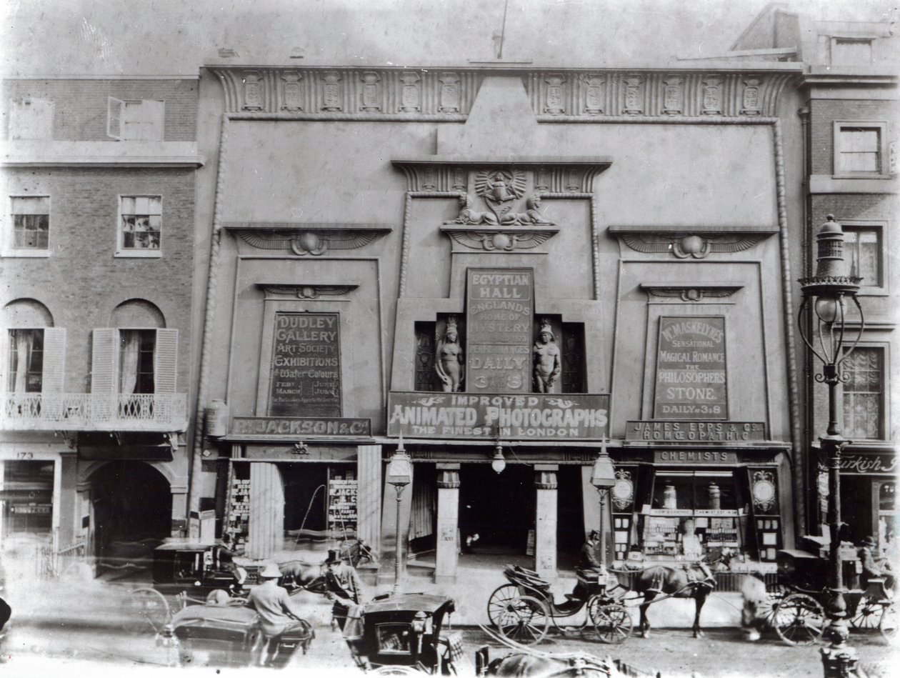 Egyptian Hall, Piccadilly 1895 tekijältä English Photographer
