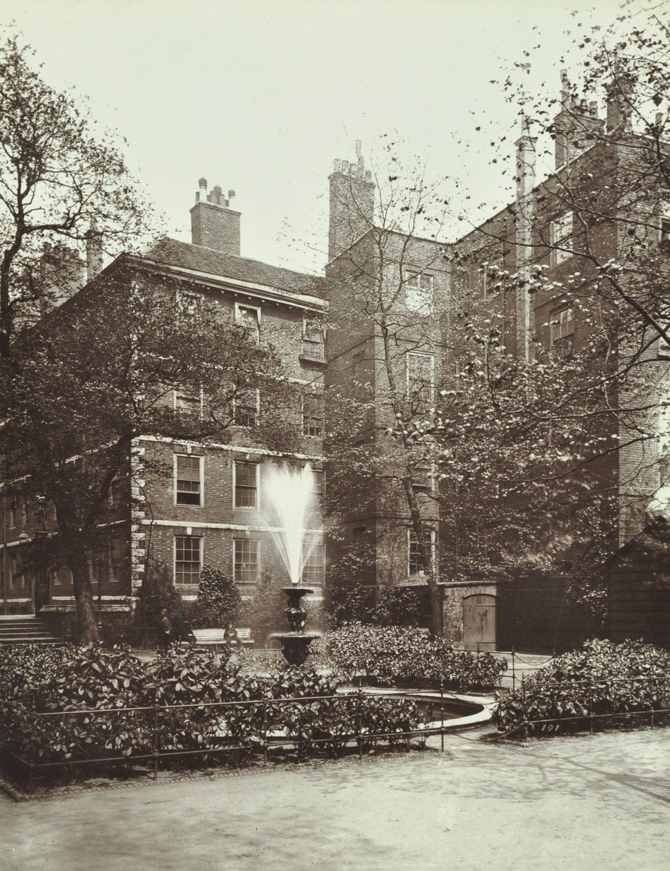 Keskitemppeli, Fountain Court, 1885 tekijältä English Photographer
