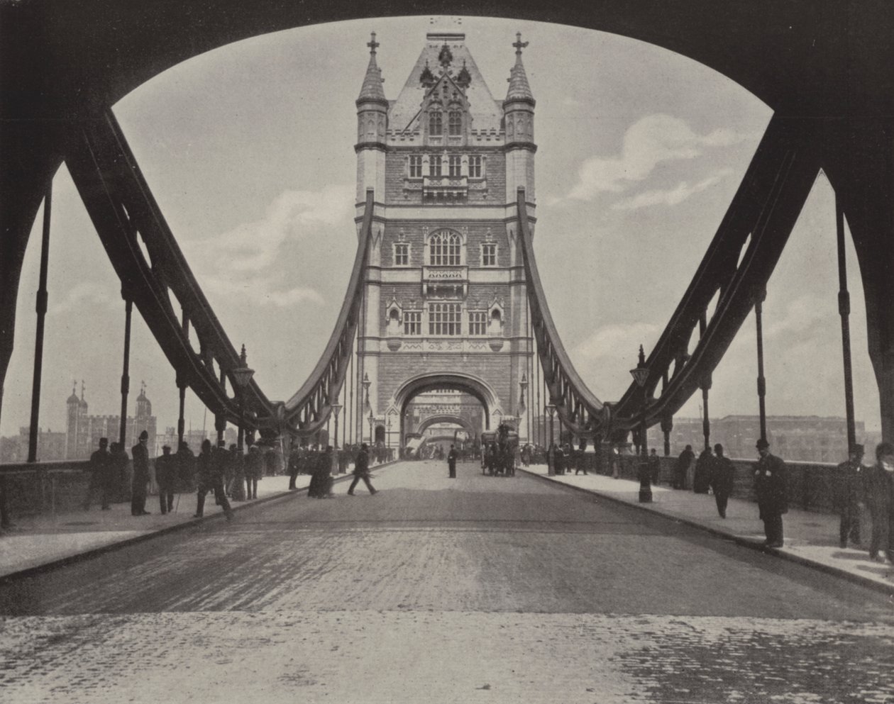 Tower Bridge (s/w-kuva) tekijältä English Photographer
