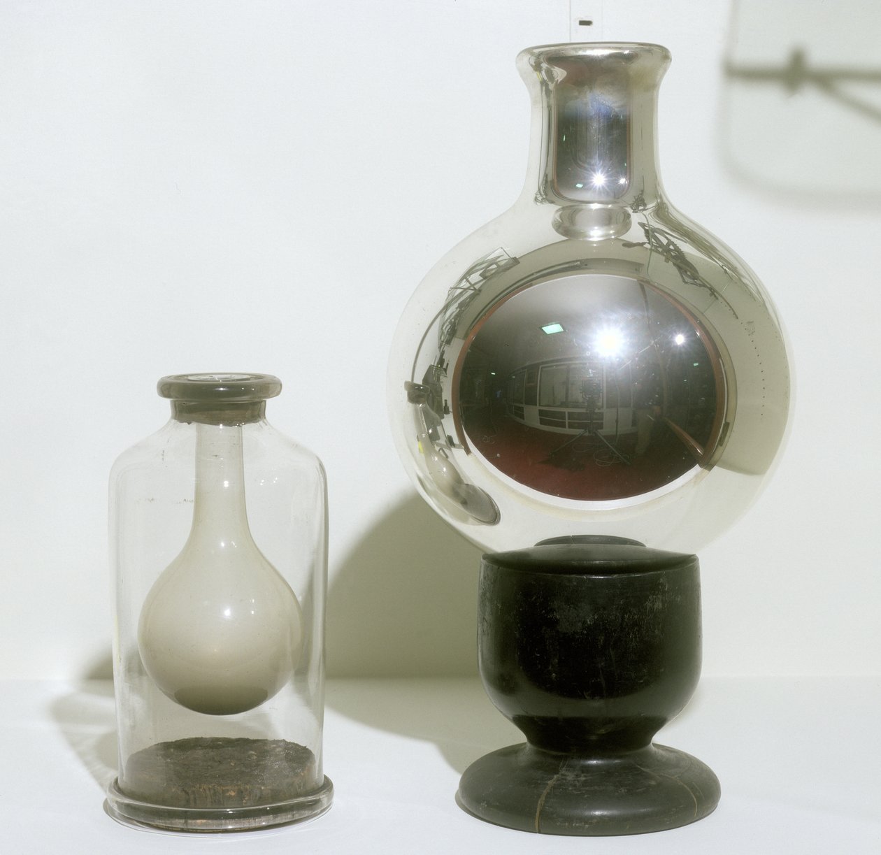 Dewar termospullot, 1800-luvun loppu tekijältä English School