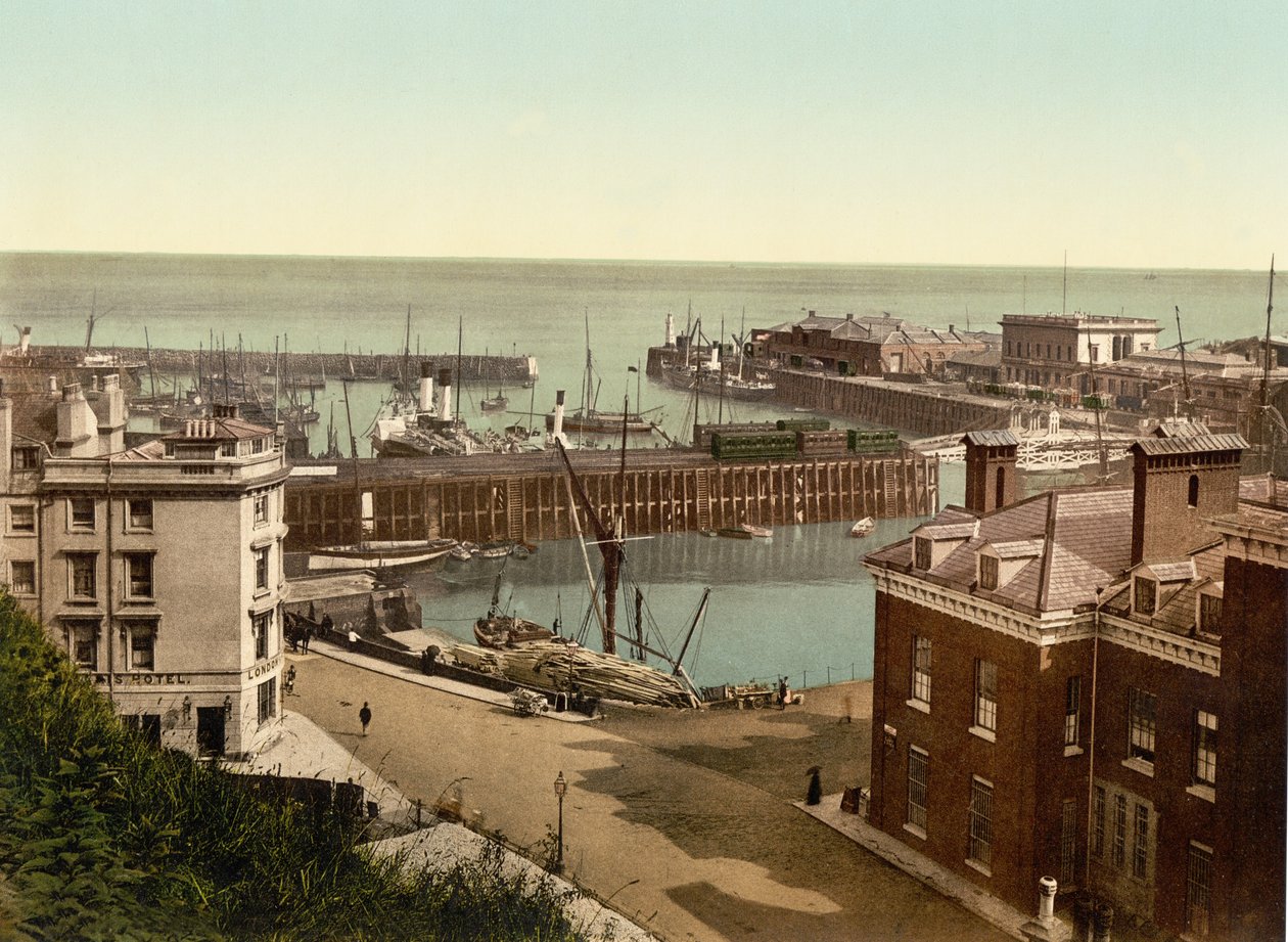 The Harbour, Folkestone (käsin värjätty valokuva) tekijältä English School