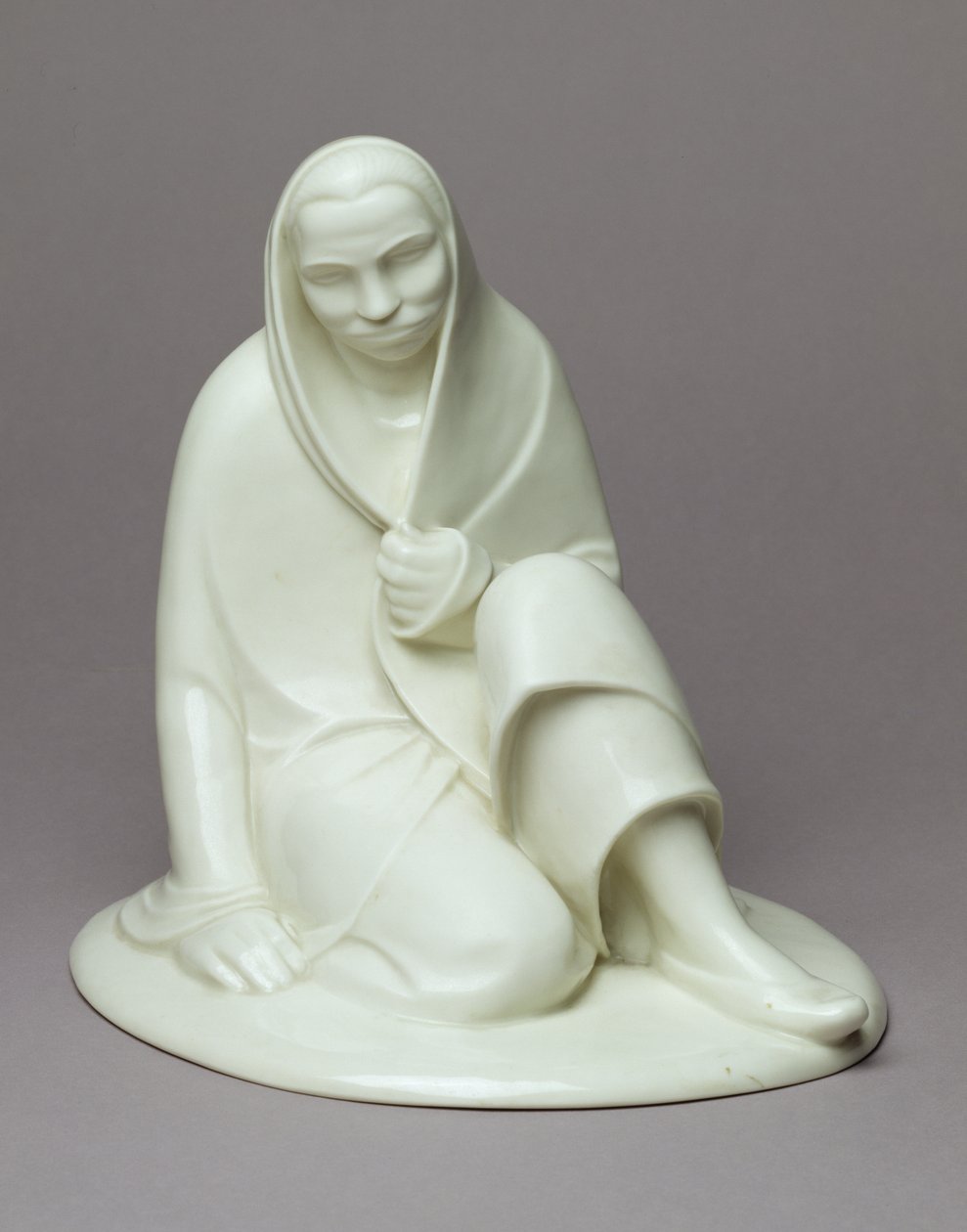 Istuva tyttö, 1907-08 (posliini) tekijältä Ernst Barlach