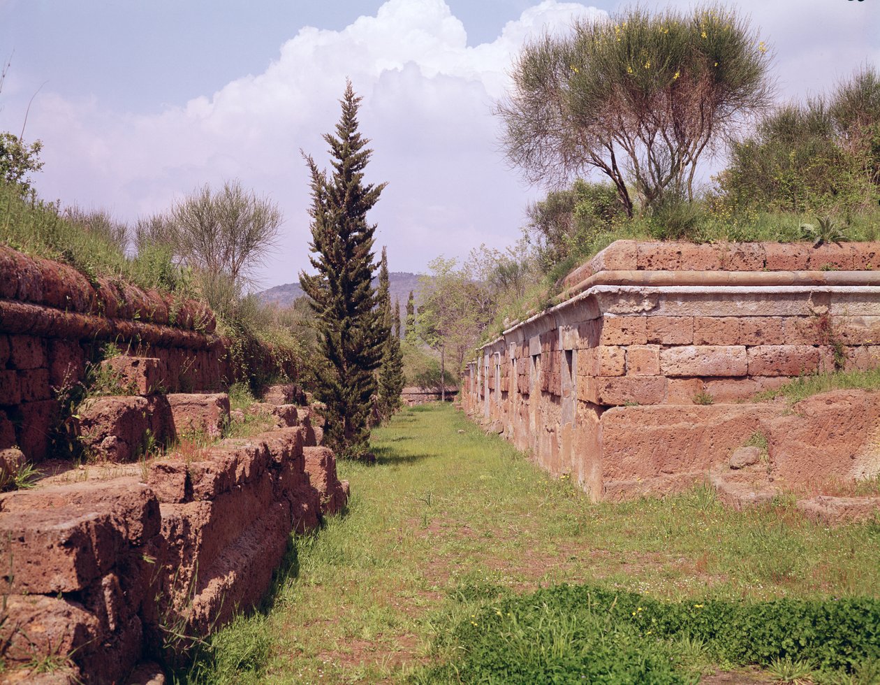 Haudat Via Monti Ceriti -kadulla tekijältä Etruscan