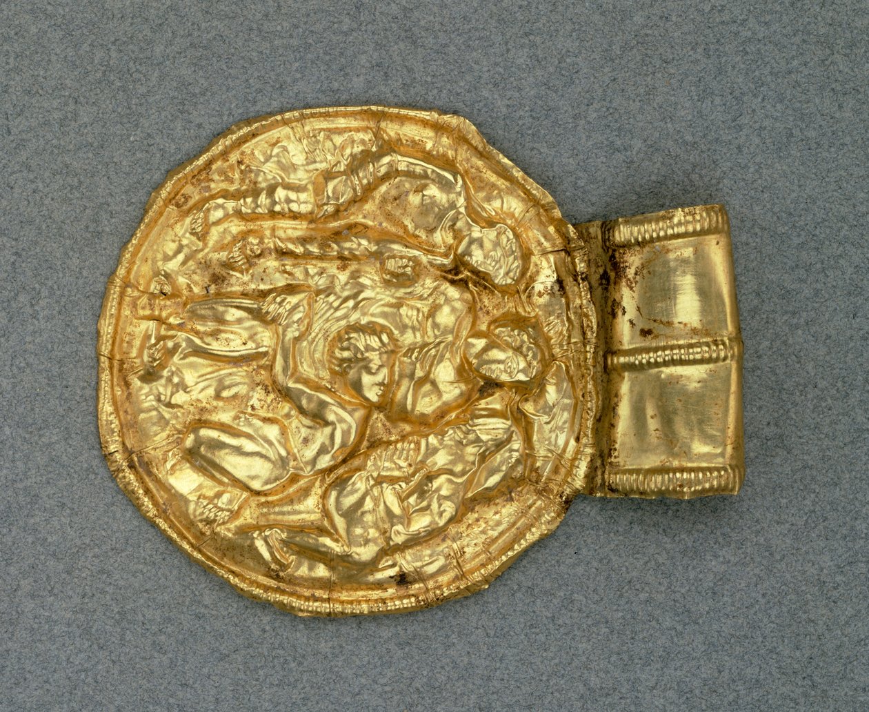 Kohokuvioitu bulla riipus. Etruskien sivilisaatio, 4. vuosisadalla eKr. tekijältä Etruscan
