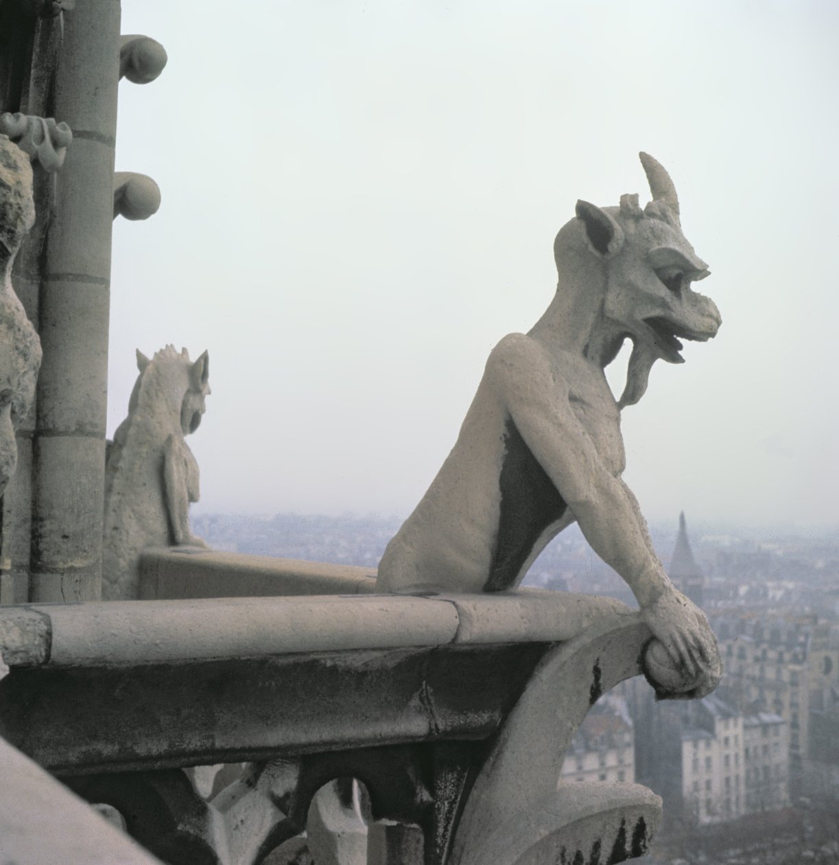 Gargoyle Grande Galerien kaiteesta, kopio 1100-luvun alkuperäisestä tekijältä Eugene Emmanuel Viollet le Duc