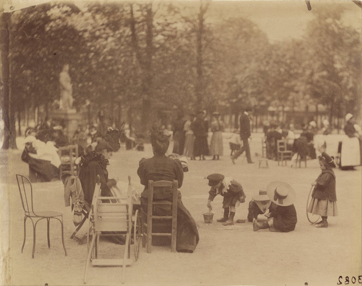 (Naiset ja lapset Luxemburgin puutarhassa) tekijältä Eugène Atget