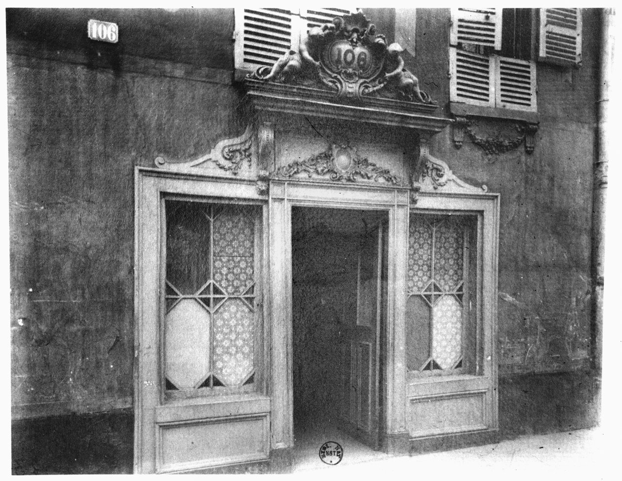 Pariisilaisen bordellin sisäänkäynti, 106 rue de Suffren, noin 1900. tekijältä Eugène Atget