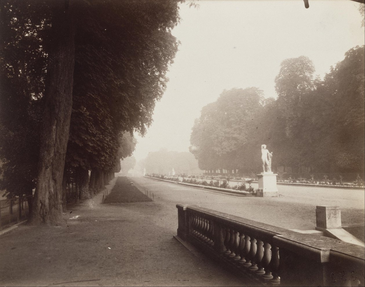 Saint-Cloud tekijältä Eugène Atget