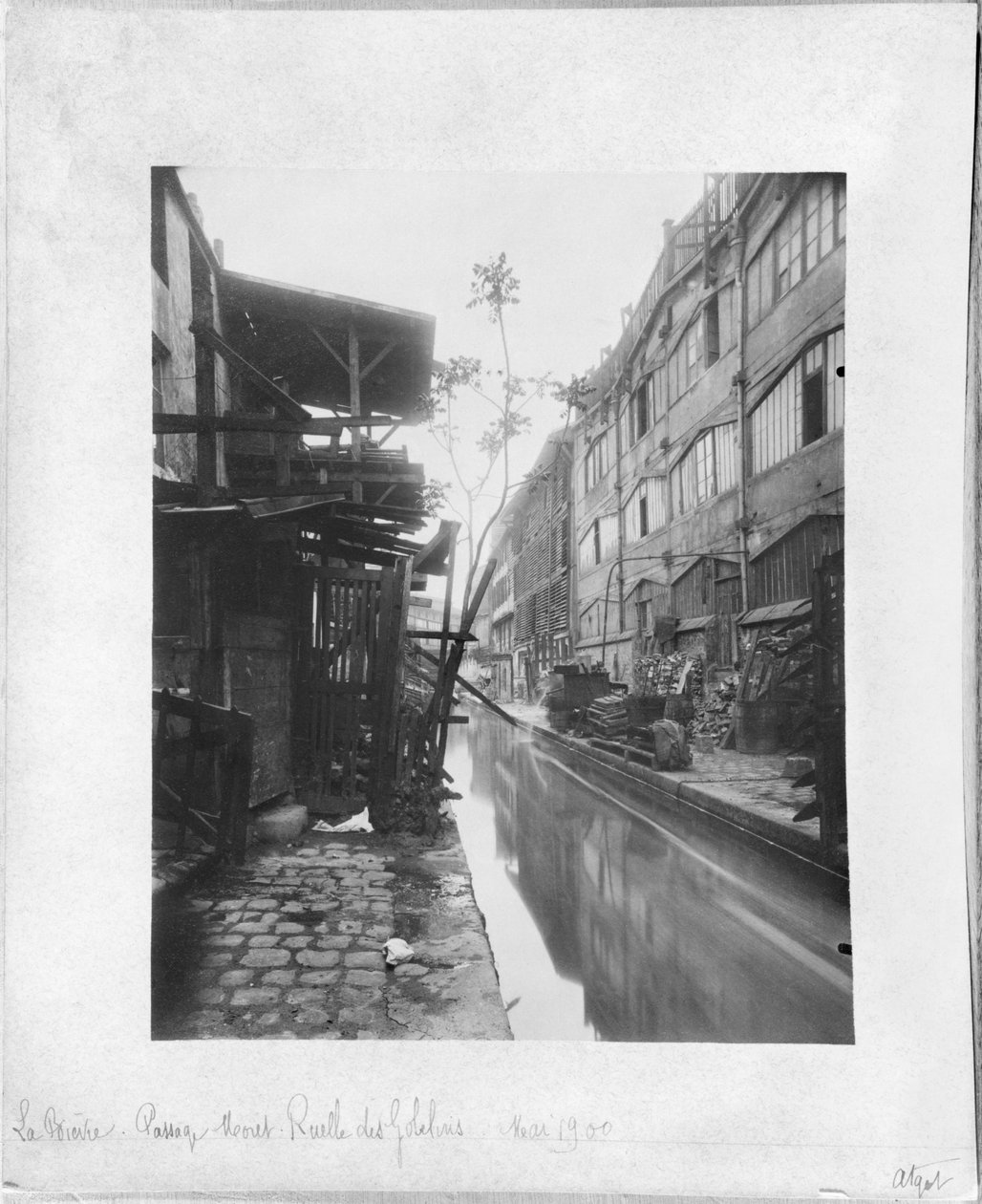 The Bievre, Passage Moret, Ruelle des Gobelins, Pariisi, toukokuu 1900 tekijältä Eugène Atget
