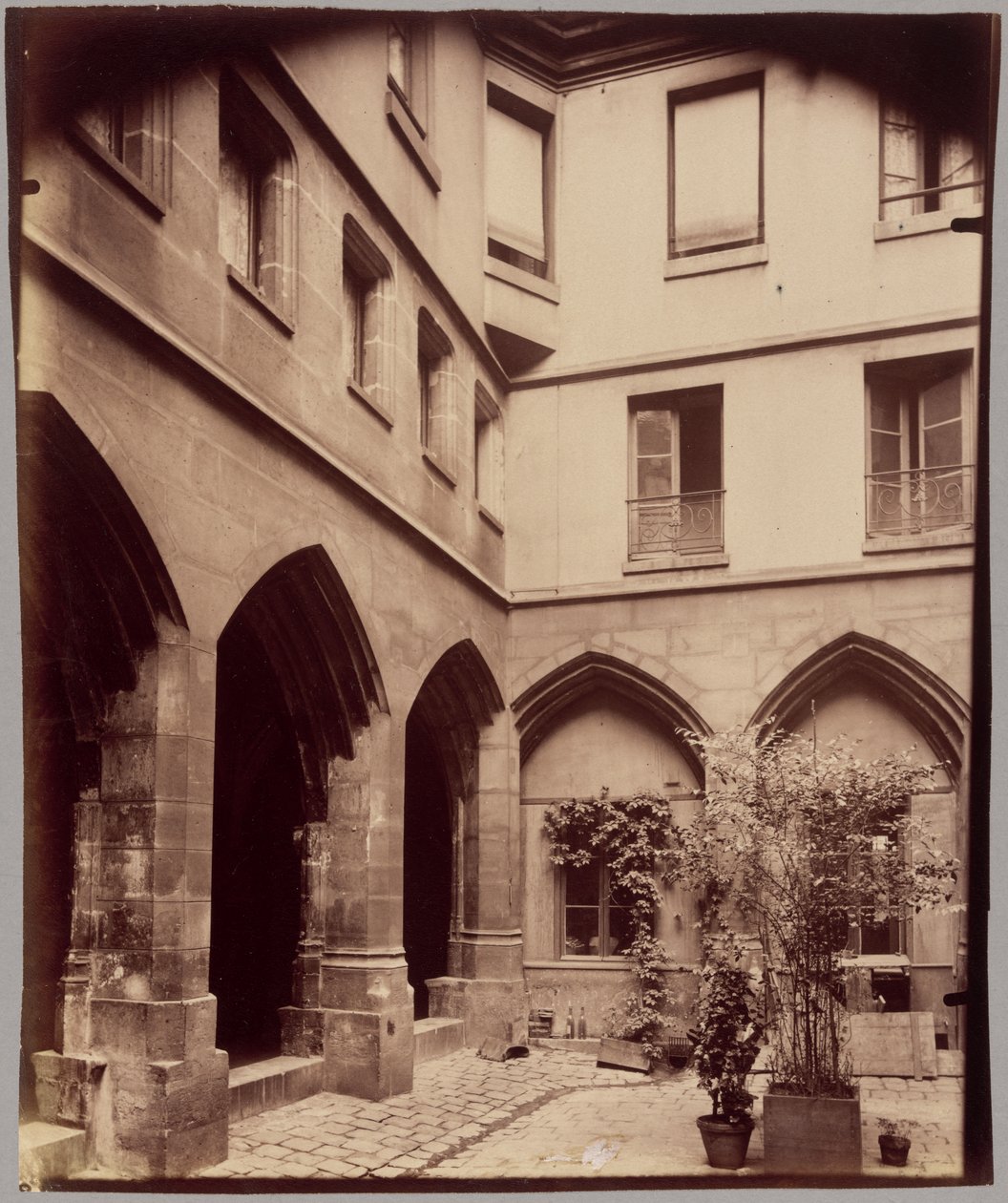 Cloître des Billettes, 24 rue des Archives. tekijältä Eugène Atget