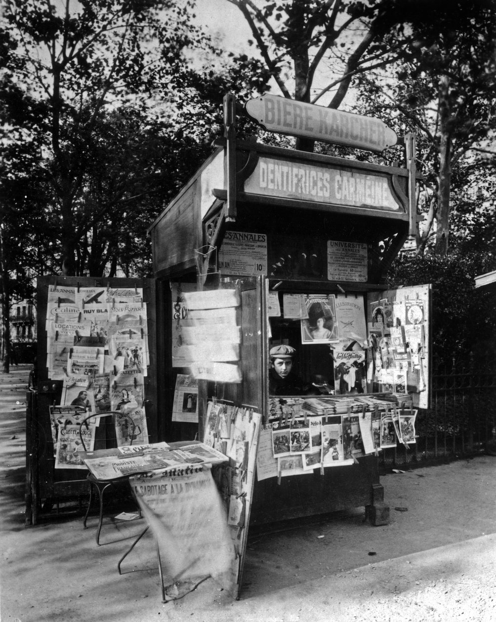 Kioski Pariisissa, n. 1910 (m/v kuva) tekijältä Eugène Atget