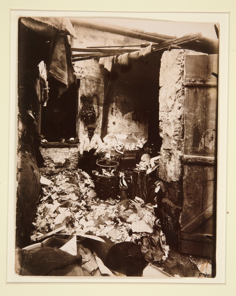 Ovi tekijältä Eugène Atget