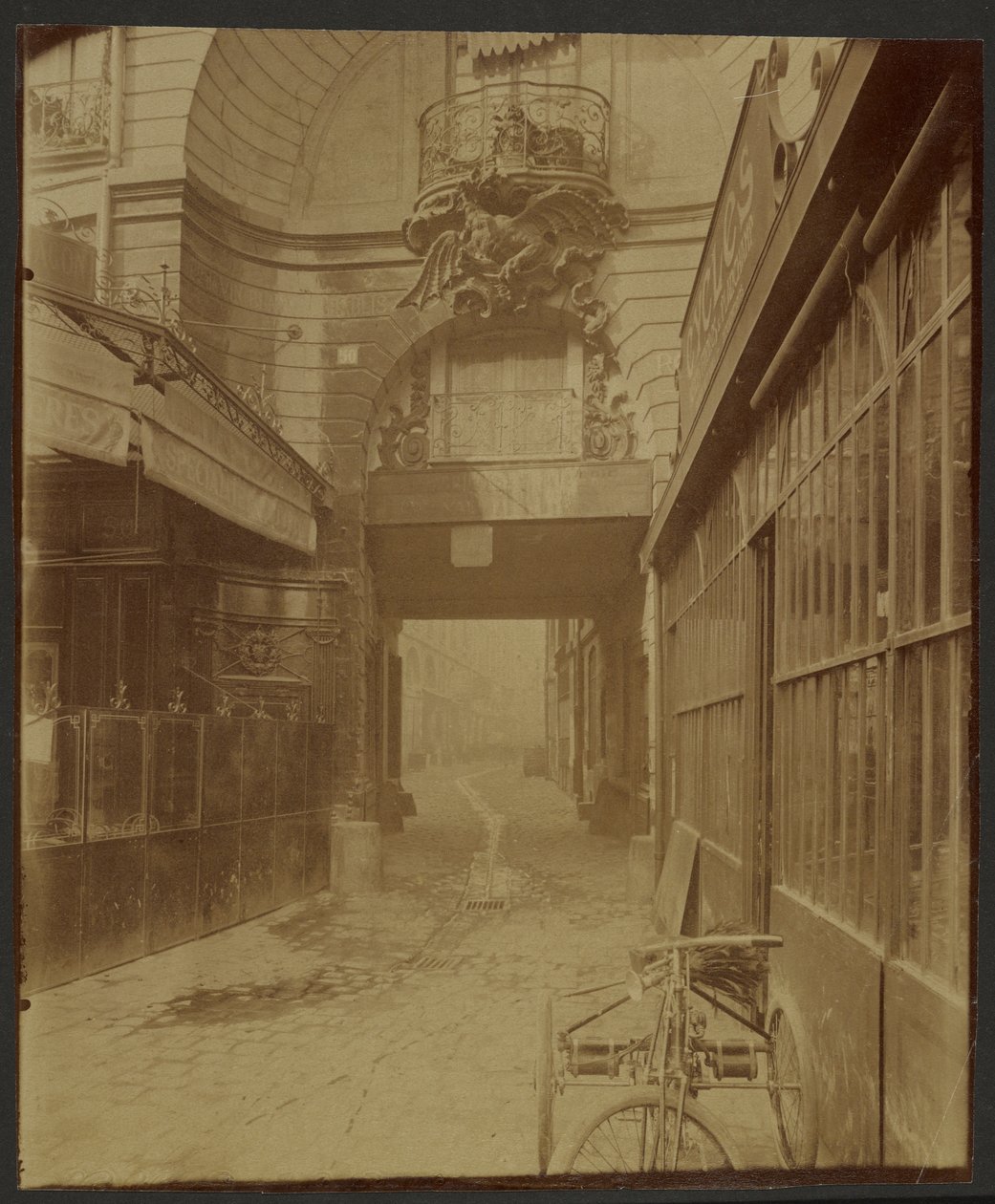 Dragon Gate tekijältä Eugène Atget