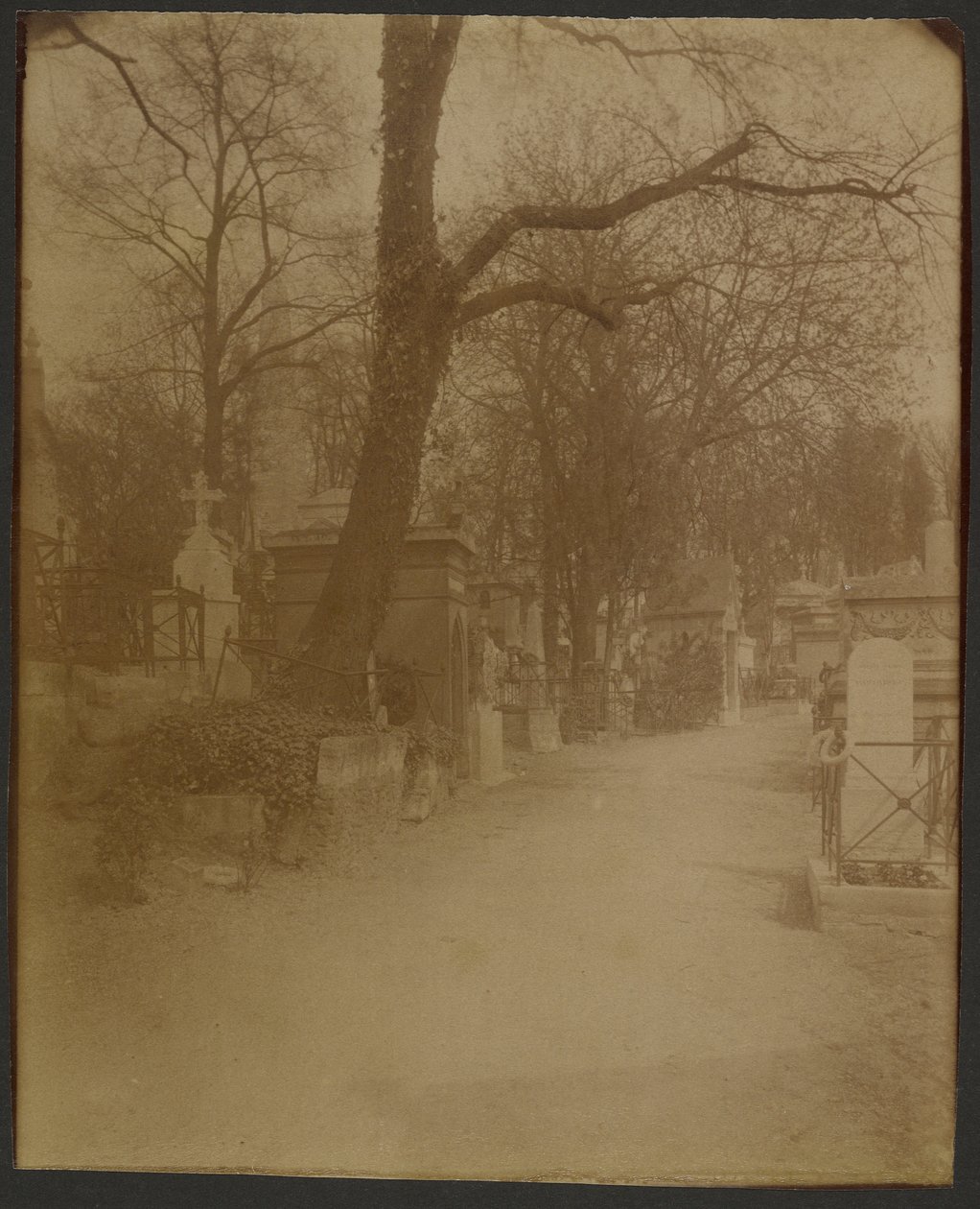 Père Lachaise tekijältä Eugène Atget