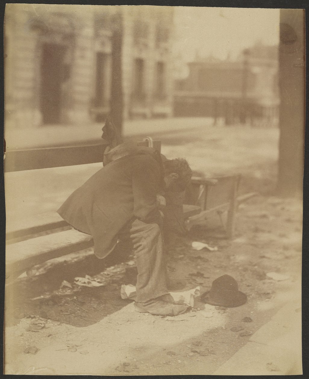[Istuva kulkuri] tekijältä Eugène Atget