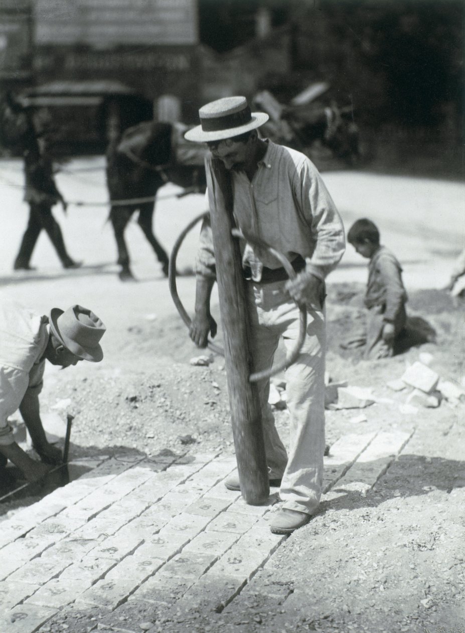 Street Paver, 1910 (gelatiinihopeaprintti) tekijältä Eugène Atget