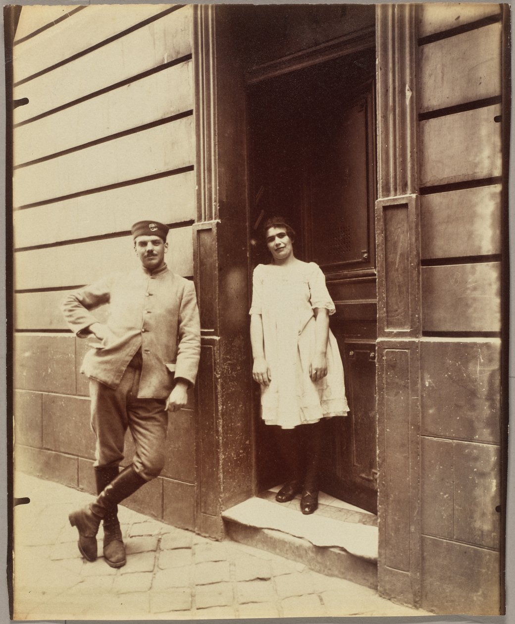 Versailles, nainen ja sotilas, bordelli tekijältä Eugène Atget