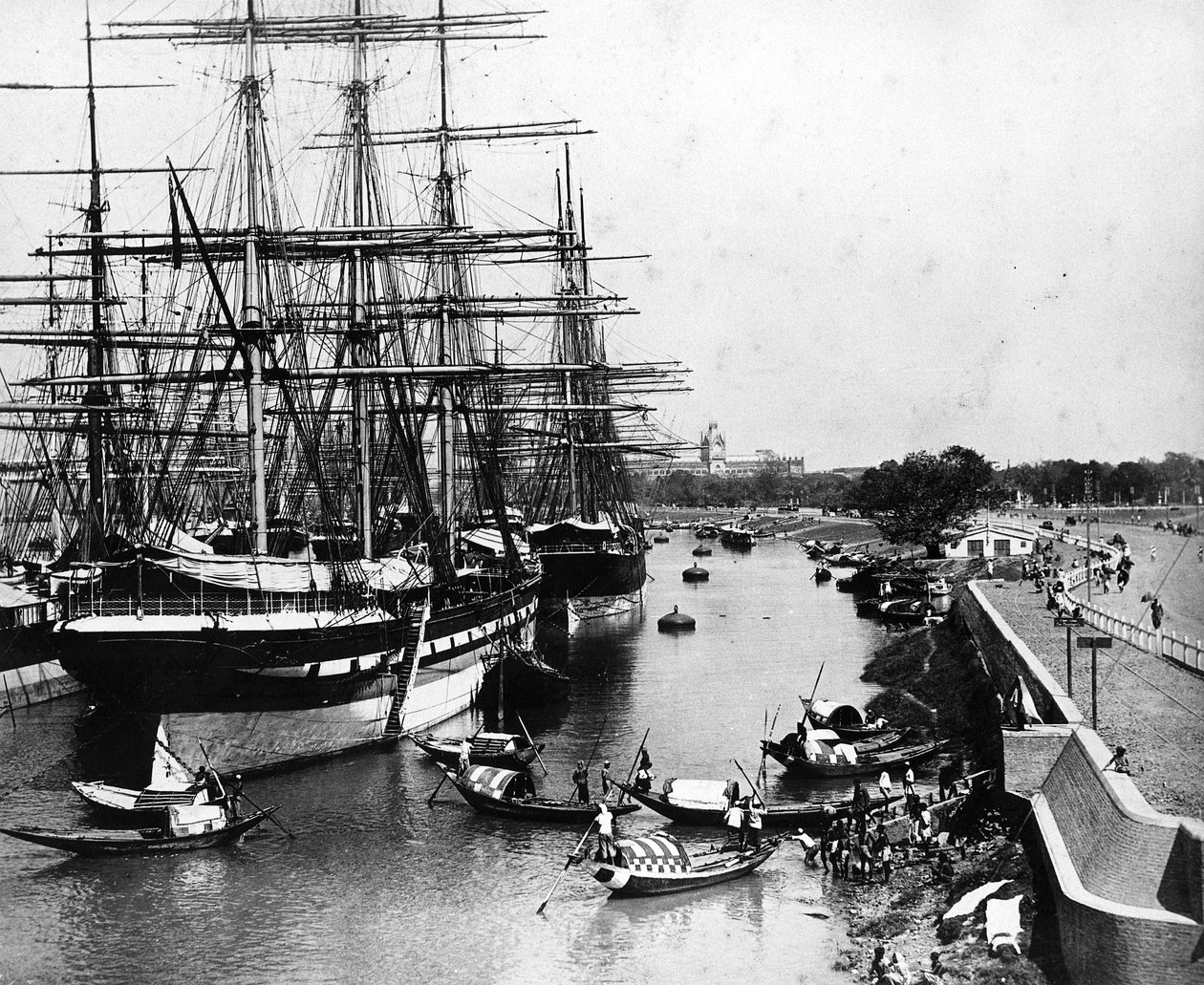 Calcutta Docks, noin 1880 tekijältä European Photographer