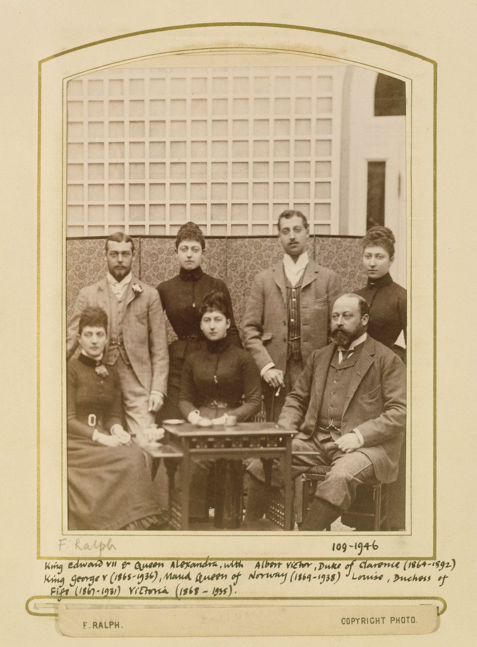 Muotokuva kuningas Edward VII:stä (1841-1910) ja kuningatar Alexandrasta (1844-1925) ja heidän lapsistaan ennen vuotta 1892 (seepiakuva) tekijältä F. Ralph