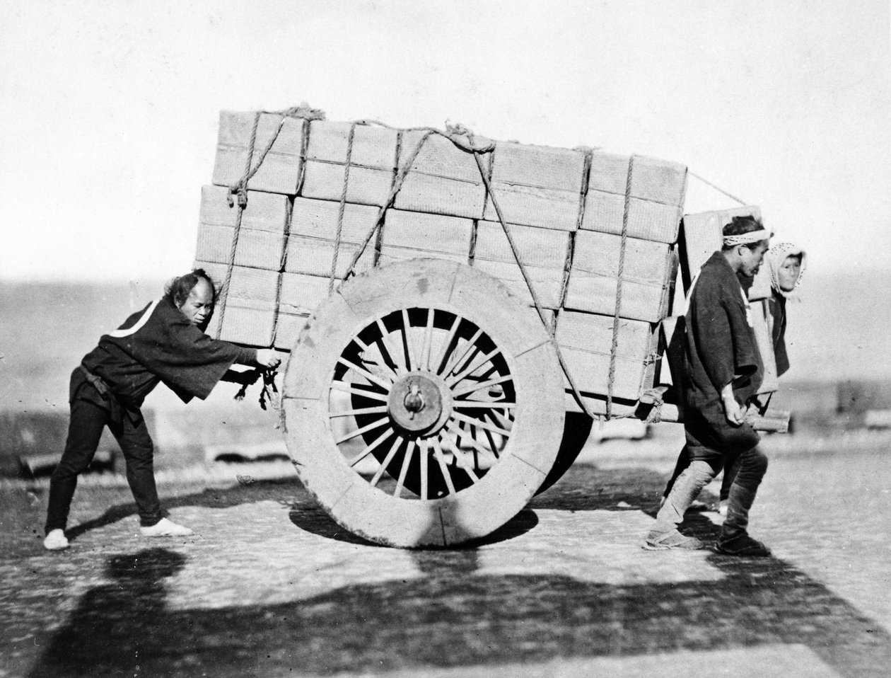 "Shariki" tai Cart Pushing Coolies, noin 1870-luku tekijältä Felice Beato