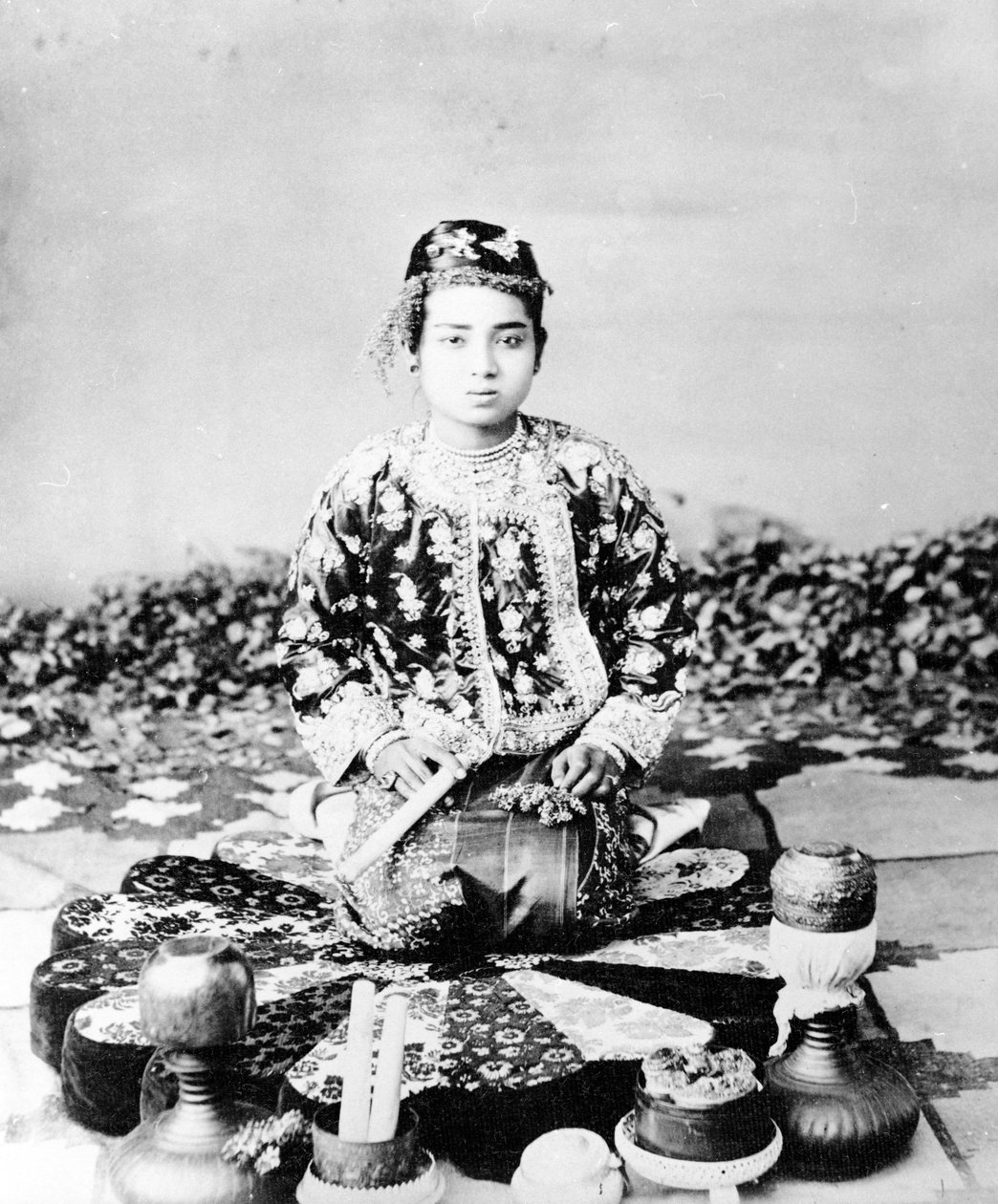 Nuori burmalainen nainen sikarilla, Mandalay, n. 1875 tekijältä Felice Beato