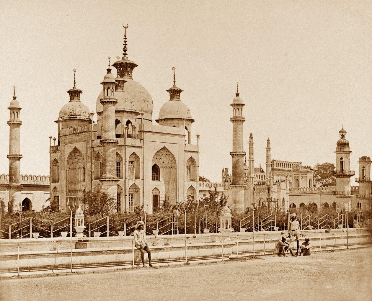 Moskeija Husainabad Imambarassa, Lucknow tekijältä Felice Beato