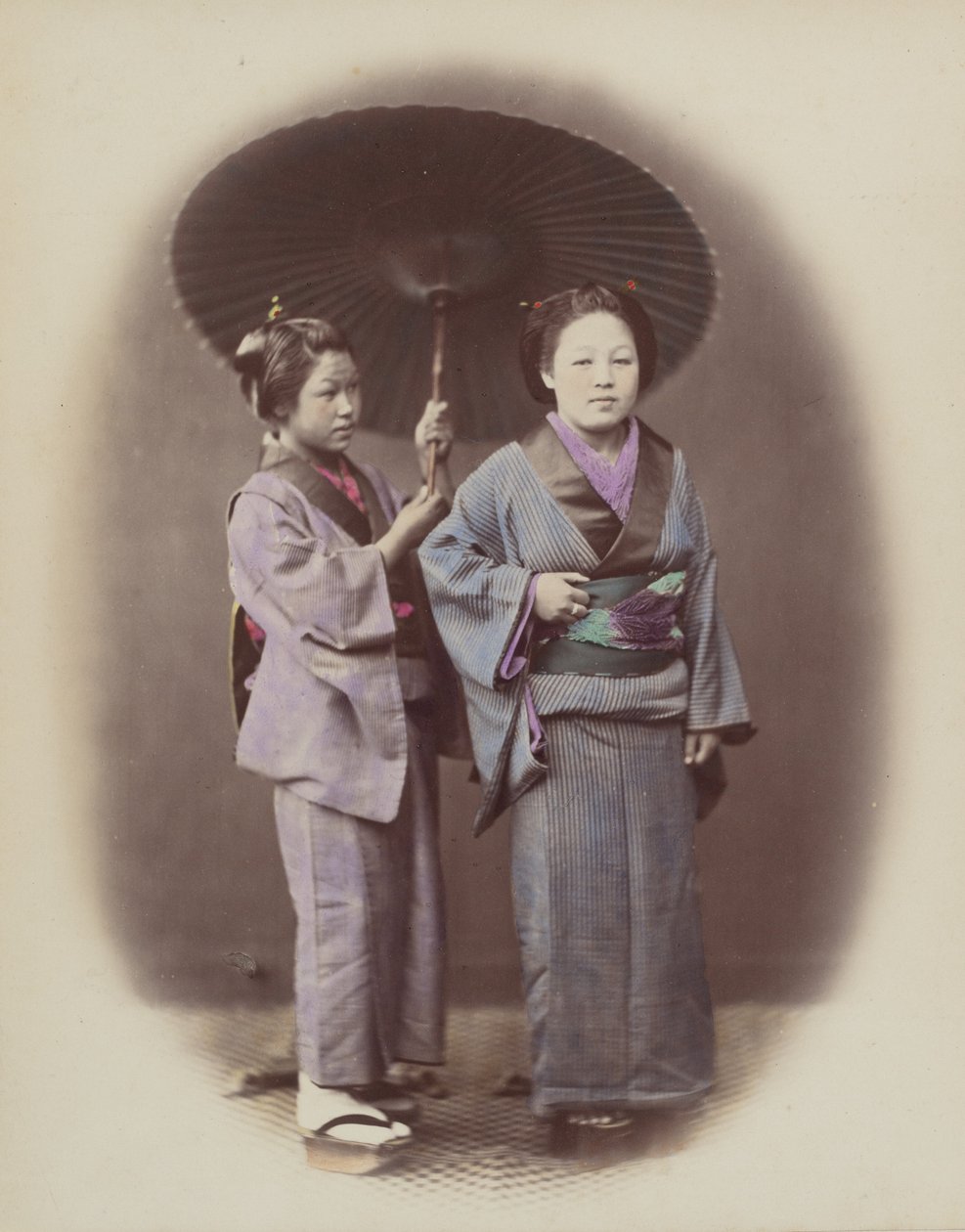 Nuori nainen ja palvelija, 1868. tekijältä Felice Beato