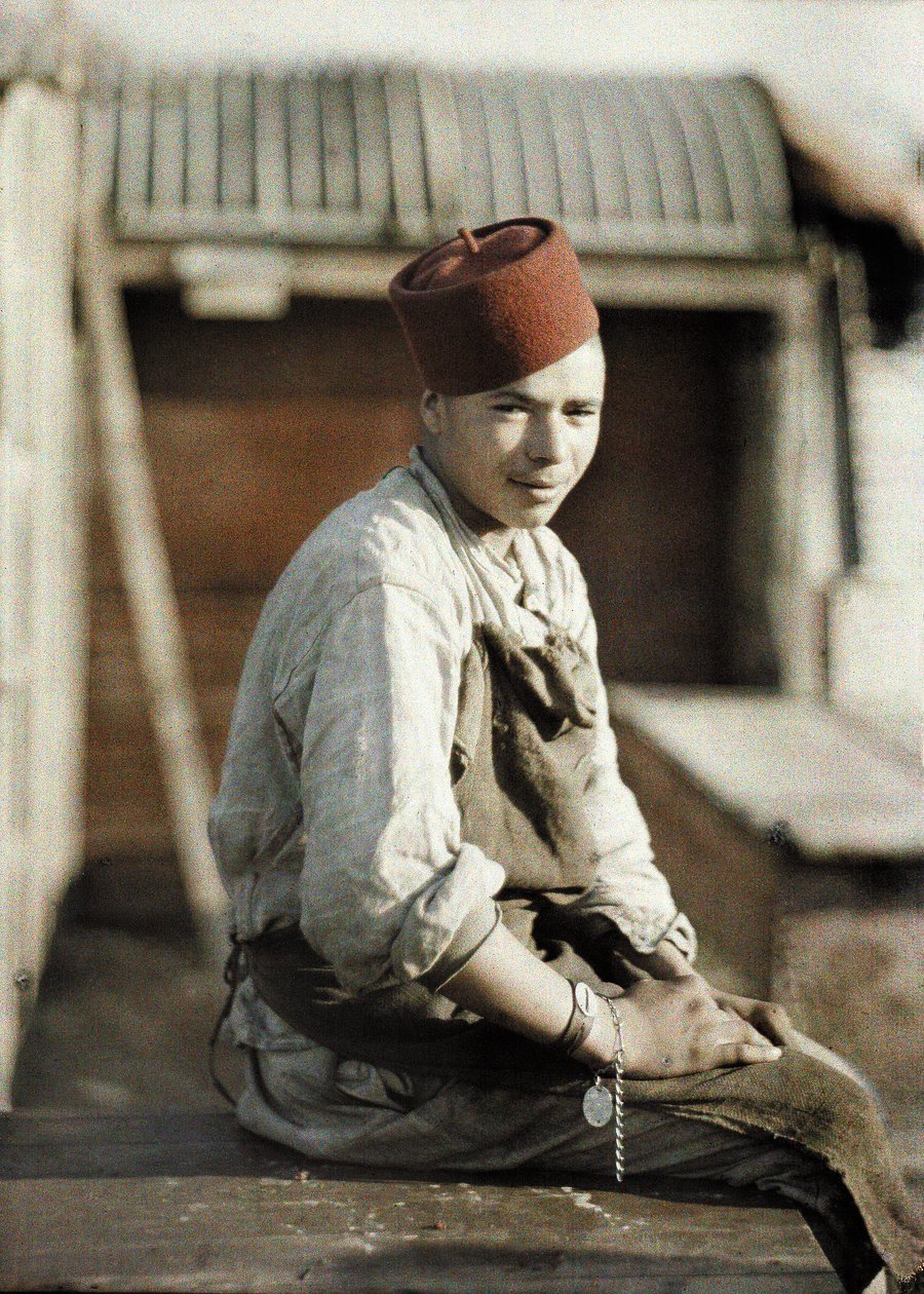 Algerialainen työntekijä saksalaisten vetäytymisen jälkeen, Noyon, Oise, Ranska, 1917 (autokromi) tekijältä Fernand Cuville