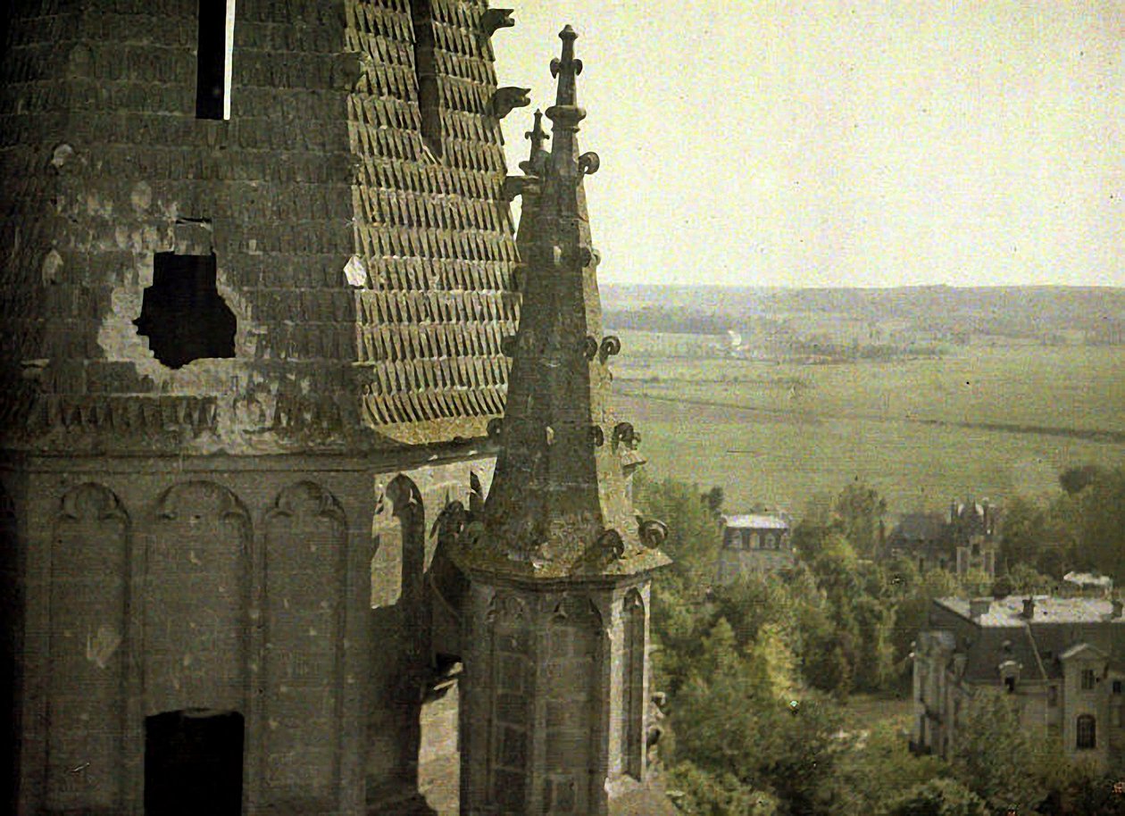 Vahingot Saint-Jean-des-Vignesin luostarissa, joka vaurioitui voimakkaasti tykistötulissa, Soissons, Aisne, Ranska, 1917 (autokromi) tekijältä Fernand Cuville