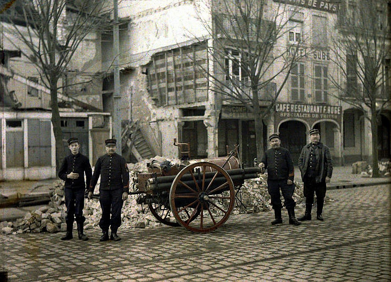 Neljä palomiestä varusteineen, Reims, Marne, Ranska, 1917 (autokromi) tekijältä Fernand Cuville