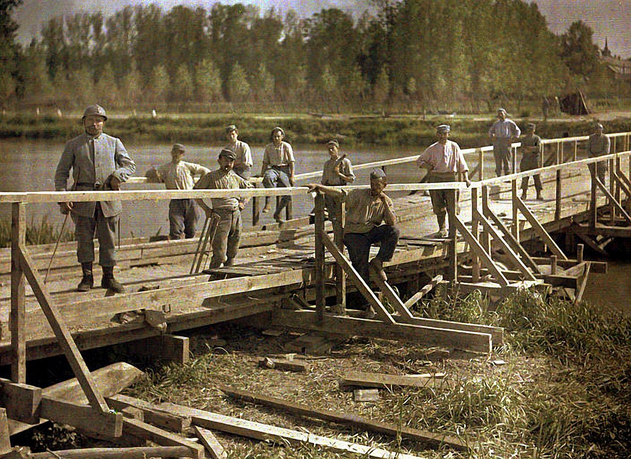 Ranskalaiset sotilaat erikoisyksiköstä rakentamassa puusiltaa Aisnen yli, Soissons, Ranska, 1917 (autokromi) tekijältä Fernand Cuville