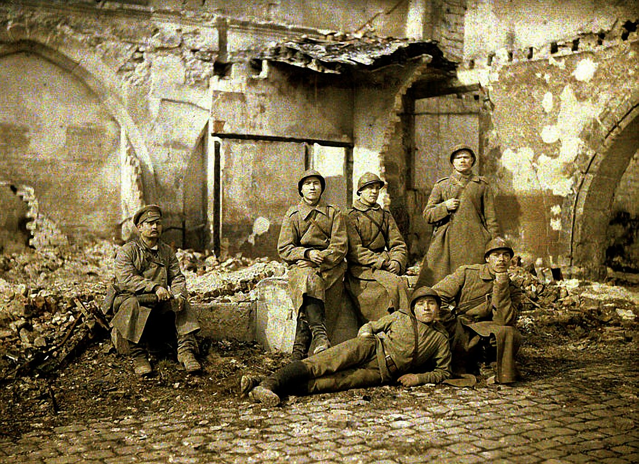 Venäläisten sotilaiden ryhmä raunioilla, Reims, Marne, Ranska, 1917 (luonnonvalokuva) tekijältä Fernand Cuville